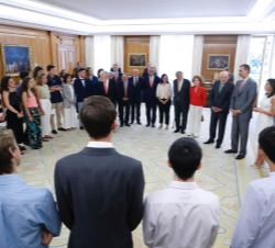 Sus Majestades los Reyes conversan con los miembros del Patronato de la Fundación Comité Español de llos Colegios del Mundo Unido y los alumnos becado